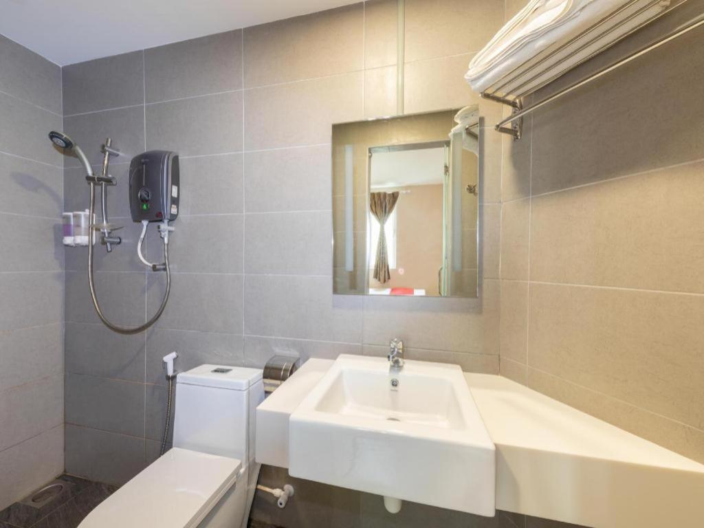 Sunlight Hotel Kulai Bagian luar foto